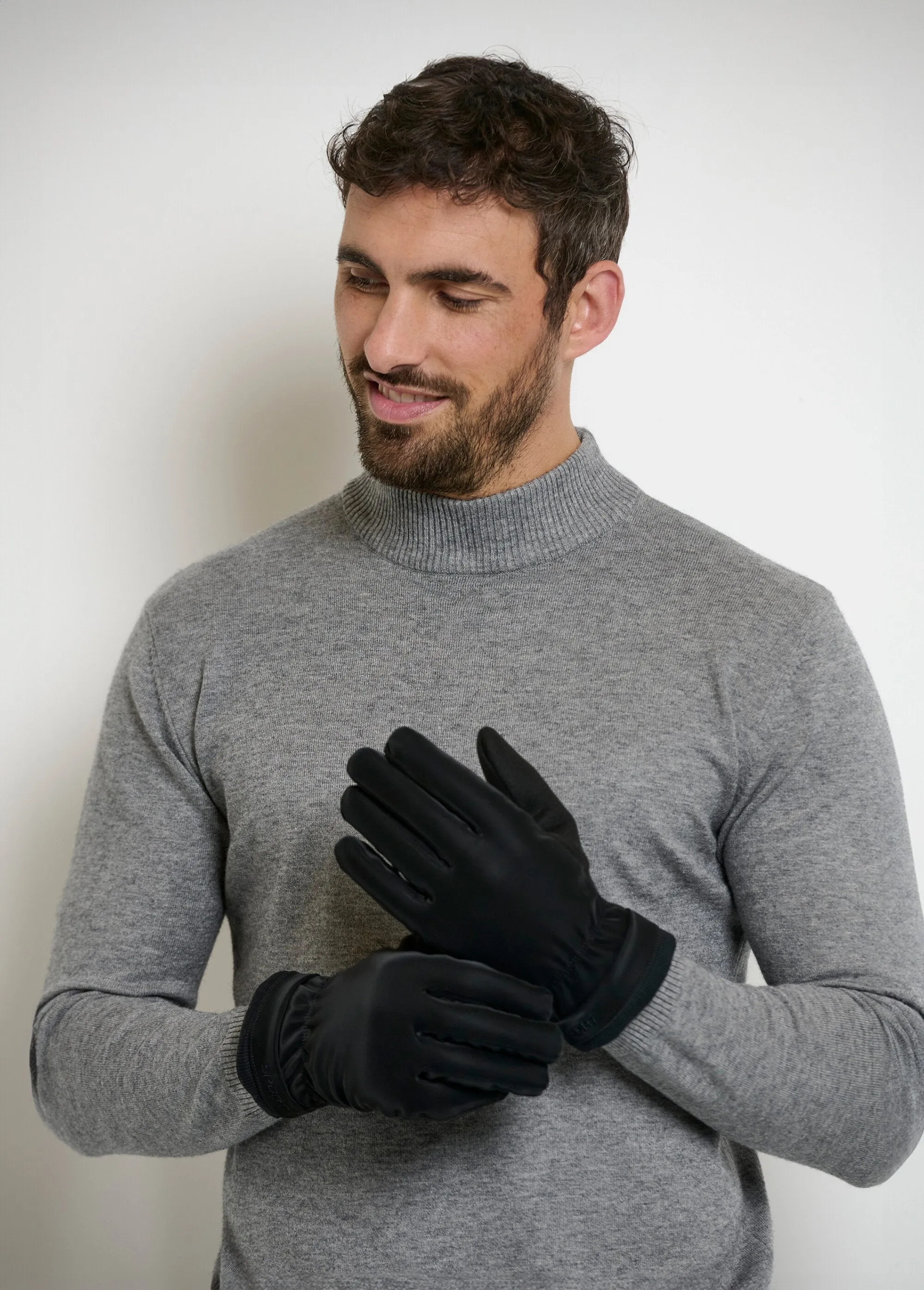 Warm fleece-lined touchscreen gloves